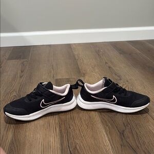 Nike girls StarRunner Experience Shoes size 1 little girls